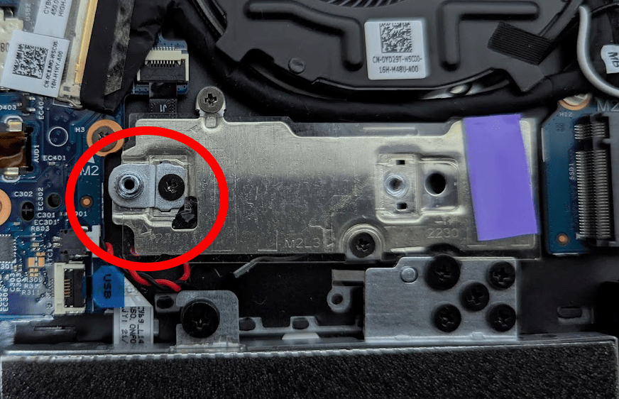 図13:  ネジを外して固定金具自体を移動する