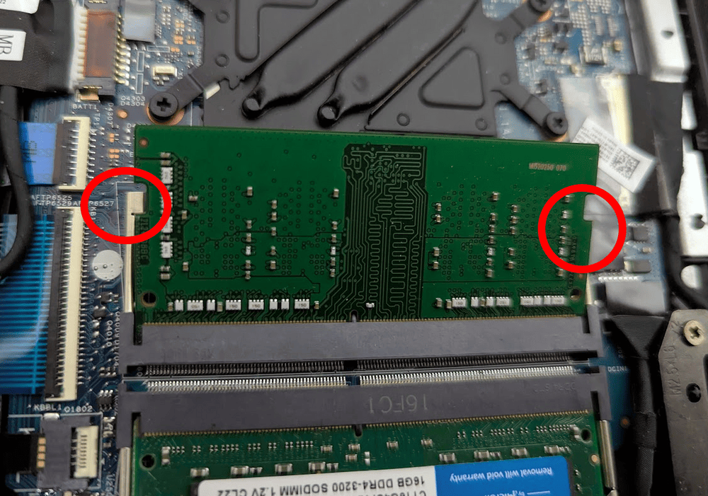 図14:  固定金具。右側は隠れてしまっているが同じ箇所にある。