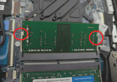図14: 固定金具。右側は隠れてしまっているが同じ箇所にある。